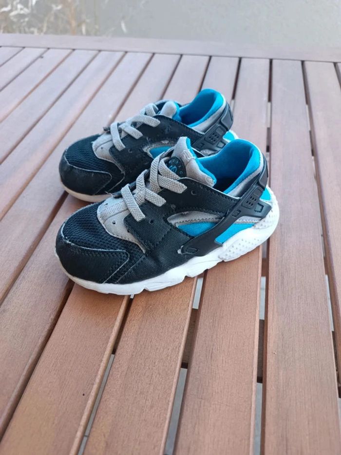 Baskets Nike Huarache pointure 25