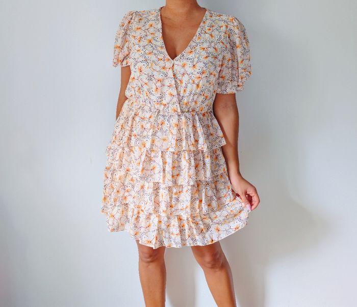 Robe estivale à volant
Look romantique, bohème 
Imprimé fleuri, couleur beige abricot
Taille 38 M
Très bon état - photo numéro 4