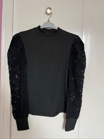 Tee shirt noir à dentelle épaulettes