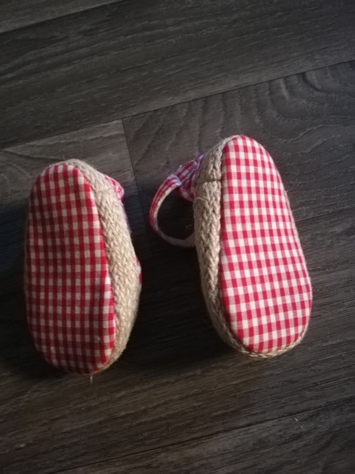 Sandales rouges  à carreaux blancs - photo numéro 2