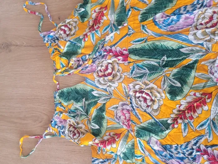 Superbe robe d'été avec un imprimé floral et tropical . Taille 44. - photo numéro 4
