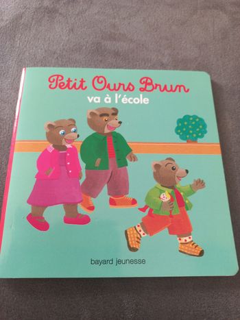 Livre bébé petit ours brun va à l'école 