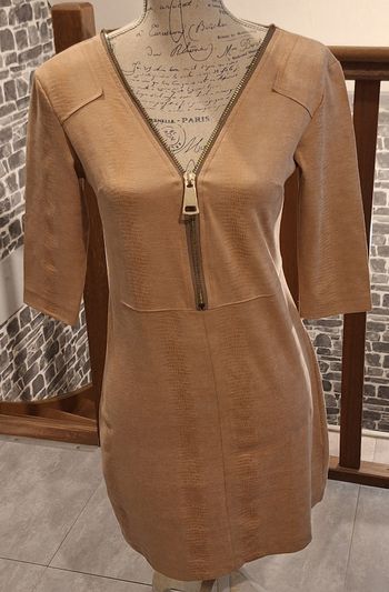 Superbe robe couleur rose gold avec grande fermeture éclair au cou