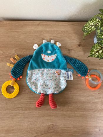 Doudou plat éveil monstre Ollie bleu anneau dentition noukies noukie ´´s