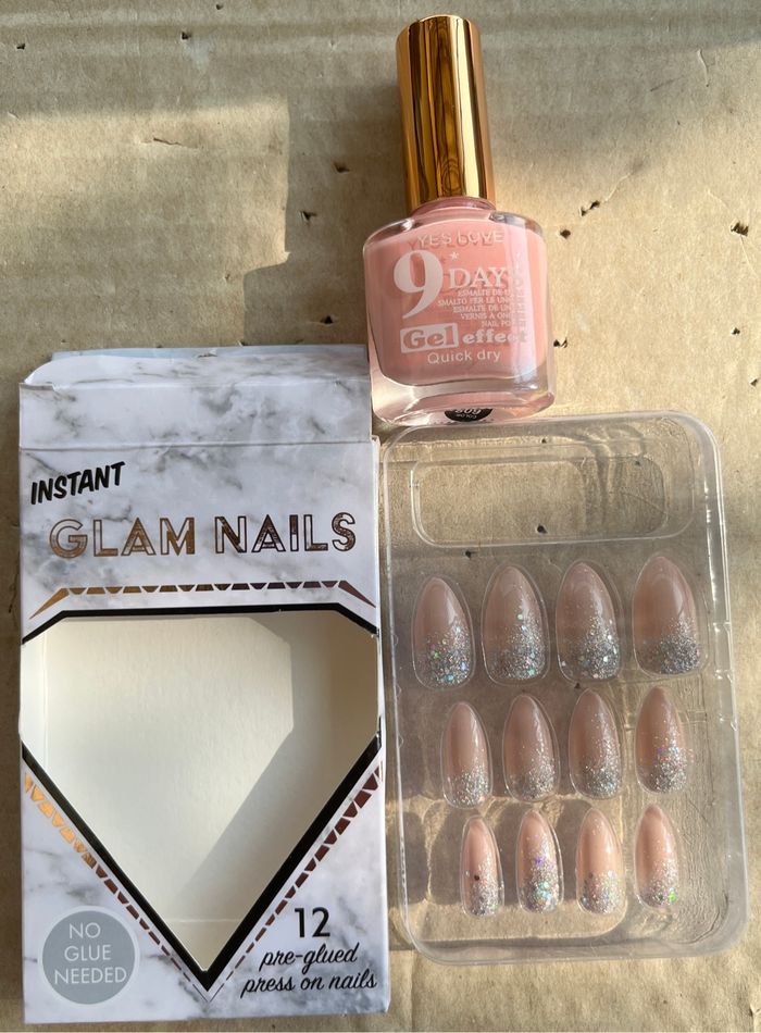 Lot de 12 press on nails + vernis