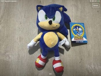 Neuf peluche sonic avec etiquette