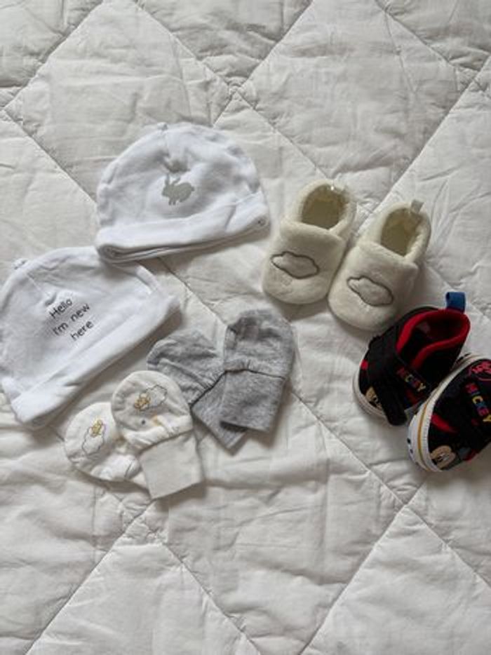 Lot naissance mixte - 2 bonnets, 2 paires de moufles, chaussons et petites chaussures