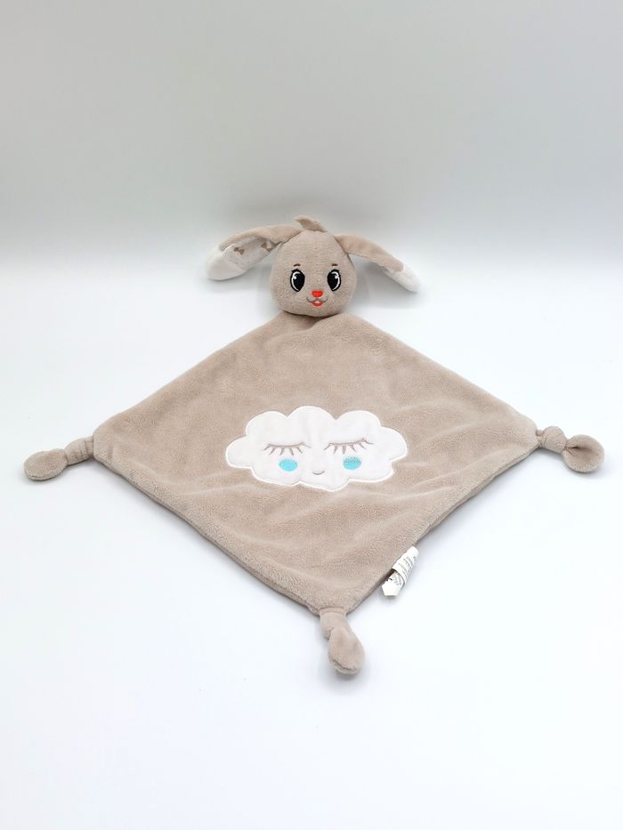 Doudou plat lapin beige AUCHAN nuage blanc yeux dormeurs joues bleues nœud papillon