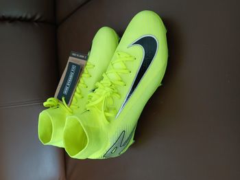 chaussures crampons de foot nike fluo jaune et noir 42