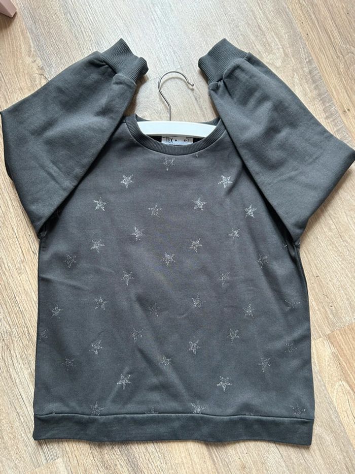 Sweat gris motif étoile taille 6/7 ans