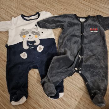 A vendre 2 pygamas 3 mois