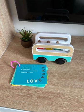 Bus avec figurine Lovevery et carnet de jeu 19/20/21 mois