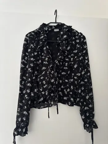 Blouse ouverte sur le devant à fleurs fluide et léger Pimkie