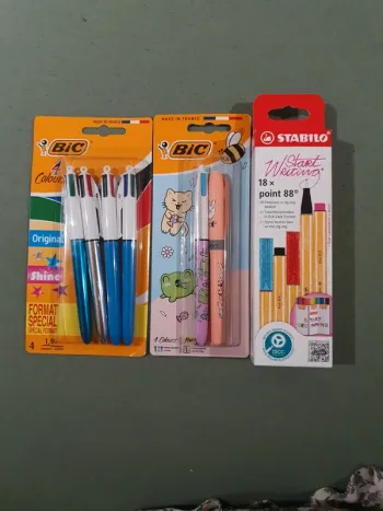 Lot stylos bic et feutre point 88 stabilo