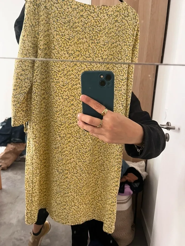 Robe jaune fleurs avec manches dénudées à lacets - photo numéro 3