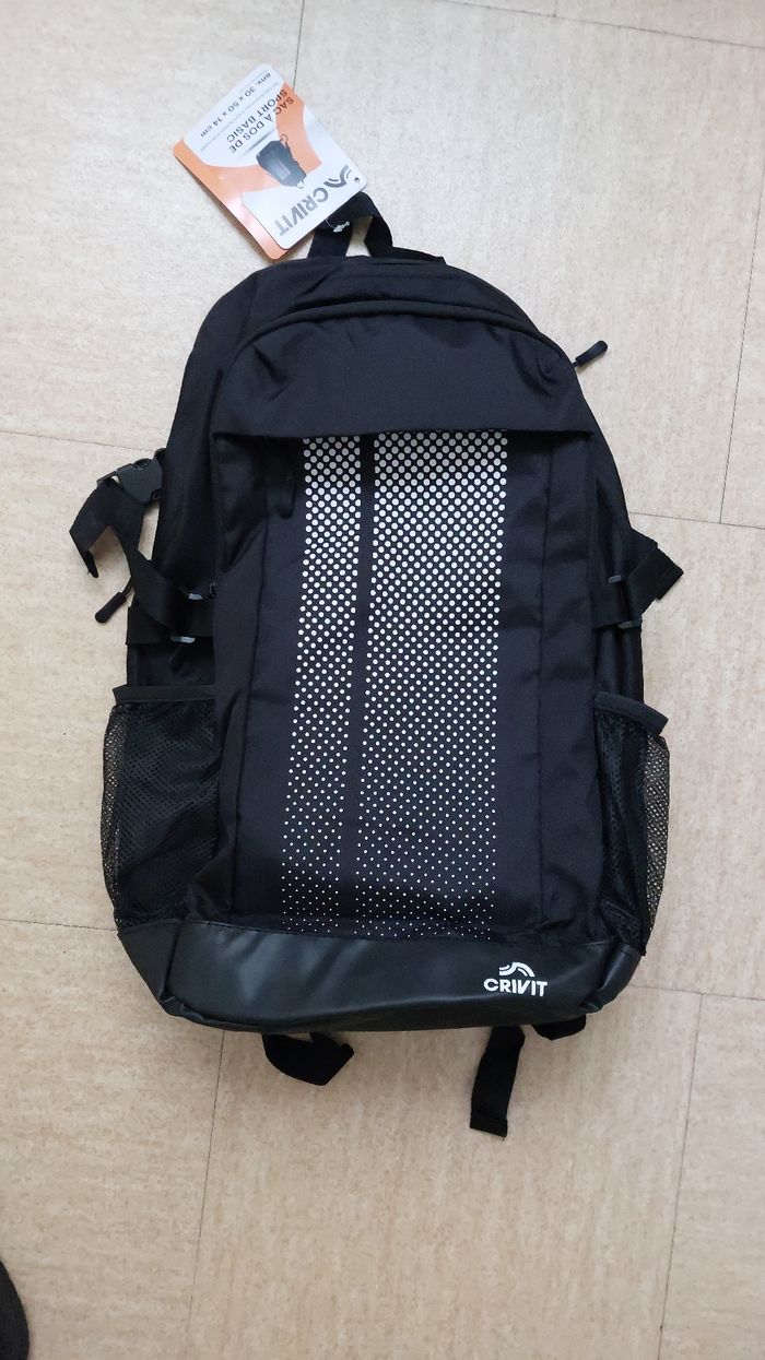 Sac à dos noir neuf avec étiquettes jamais utilisé 27L