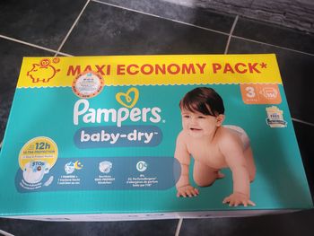Gros carton couches pampers baby dry taille 3