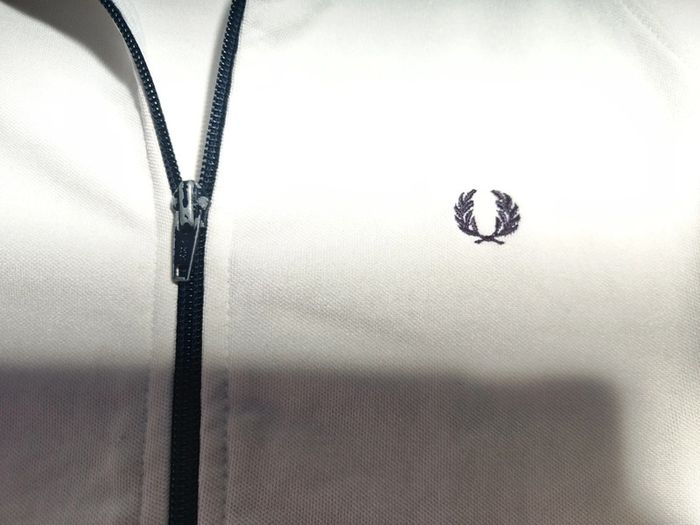 Élégante veste de survêtement Fred Perry taille L Femme, couleur blanc crème. - photo numéro 2