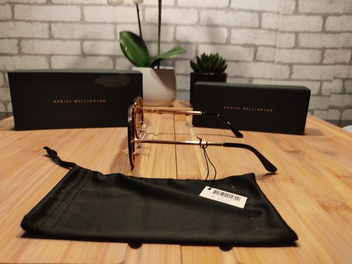 Lunettes de soleil Daniel Wellington neuve - photo numéro 3