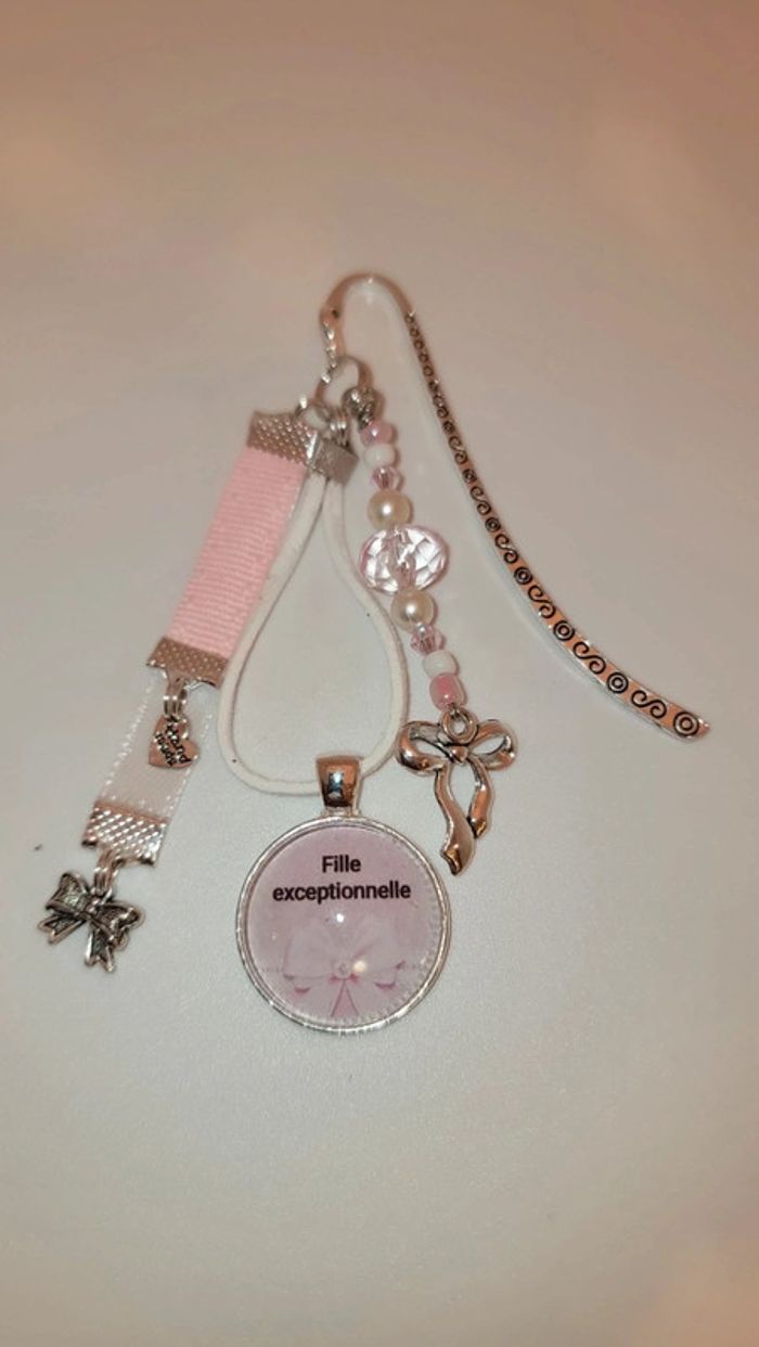 Cadeau ma fille, bijoux de sac ou marque page " fille exceptionnelle "
