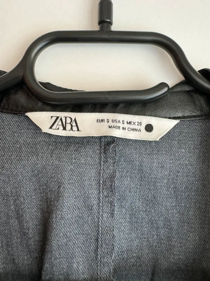 Robe noire effet similicuir Zara - photo numéro 7