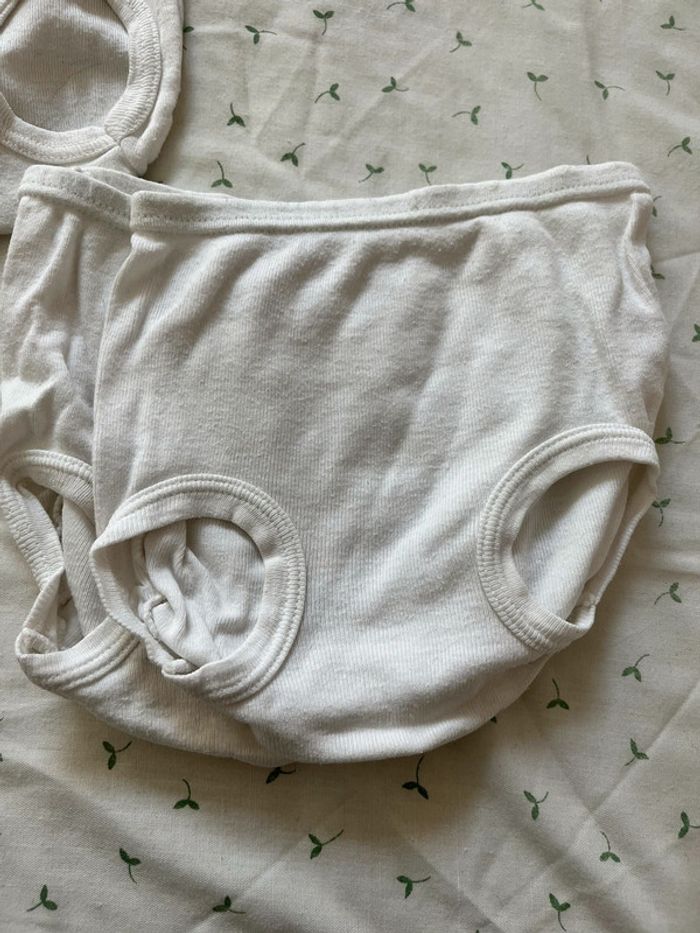 Culottes blanches sur couches - photo numéro 2