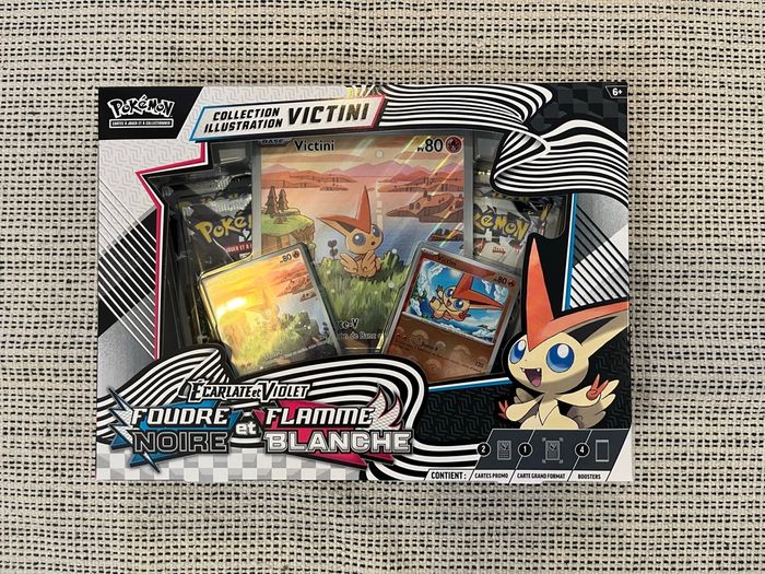 Coffret Victini Pokémon ev10.5 flamme blanche/foudre noir