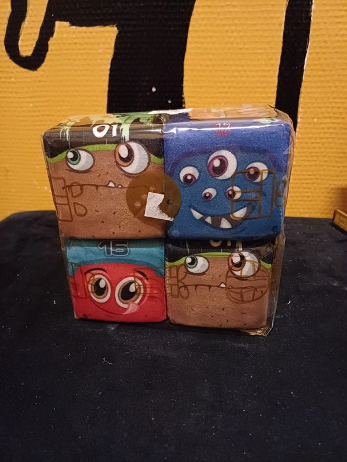 4 peluches cube  neuf