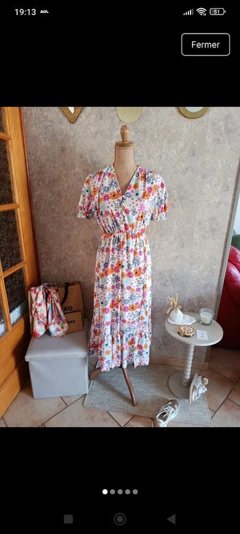 Robe fluide manches courtes à fleurs sur fond blanc 