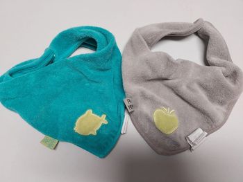 Lot de 2 bavoirs bandana bébé