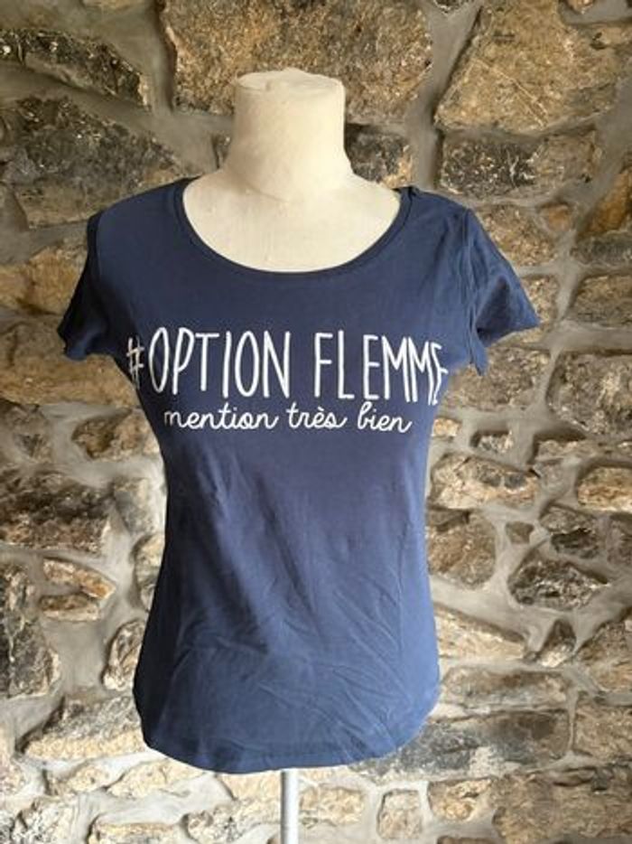 T-shirt bleu marine avec écriture blanche