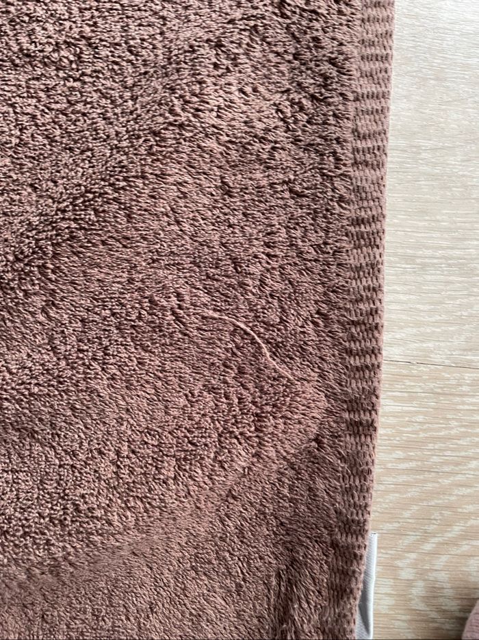Drap de bain chocolat Guy Laroche excellent état lavé et repassé utilisé 1 fois comme neuve largeur 66 cm longueur 129 cm - photo numéro 4