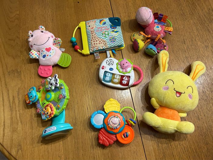 Lot jouets bébé