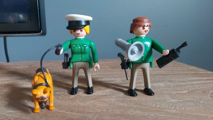 Lot de 2 Playmobil et 1 chien