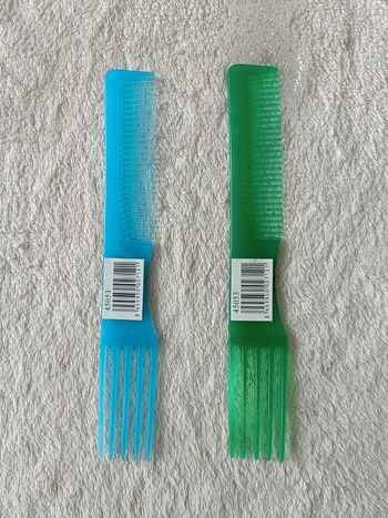 2 peignes (turquoise et vert)