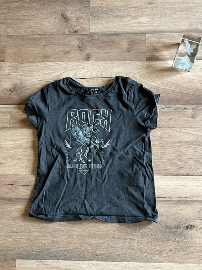 Je vend un lot de 5 tee shirt fille taille5 ans très bon état - photo numéro 7