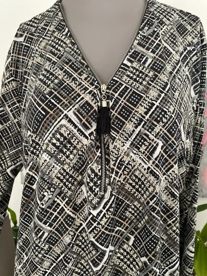 Magnifique blouse en 44 de marque Armand Thiery en excellent état - photo numéro 2