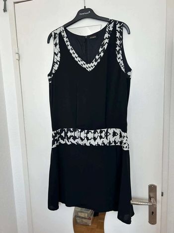 Robe  noire  et  creme  T40