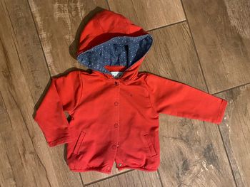 Gilet obaibi avec capuche 12 mois très peu porté