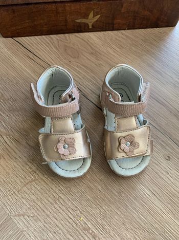 Nu pied bébé fille 20