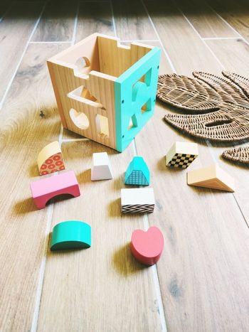 🌈 Jeu de motricité - Cube /Boîte en bois avec diverses formes géométriques à encastrer 