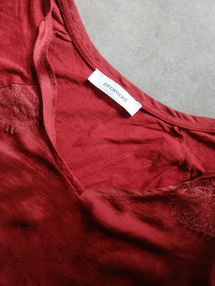 Tee shirt rouge effet soie avec dentelles Promod M - photo numéro 2