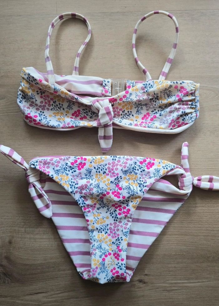 Maillot 2 pièces réversible 4 et 5 ans en très bon état