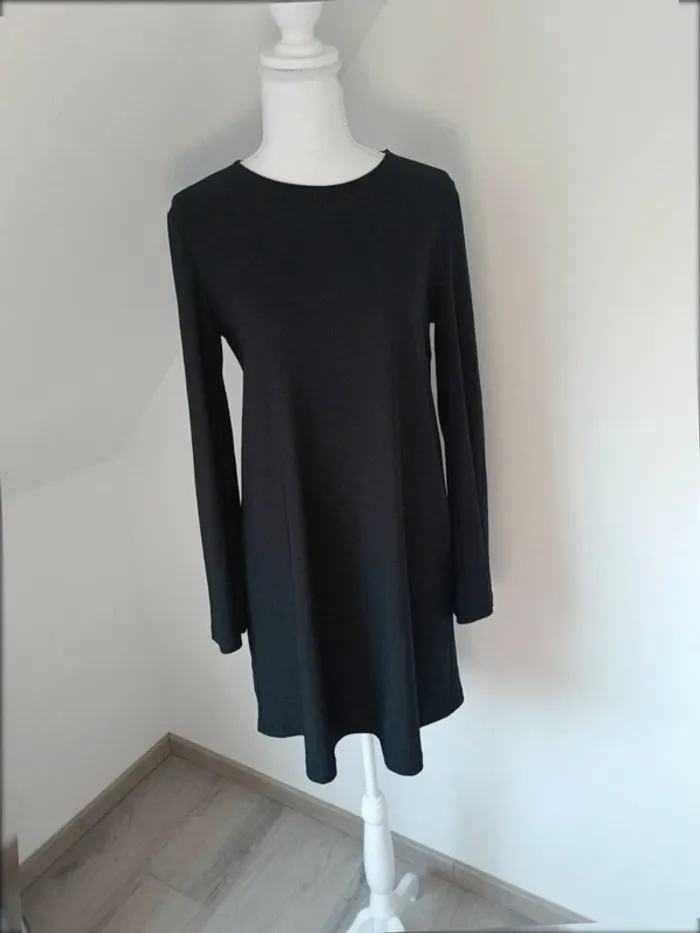 Robe noire basique manches longues Mango – Taille S – fluide et élégante
