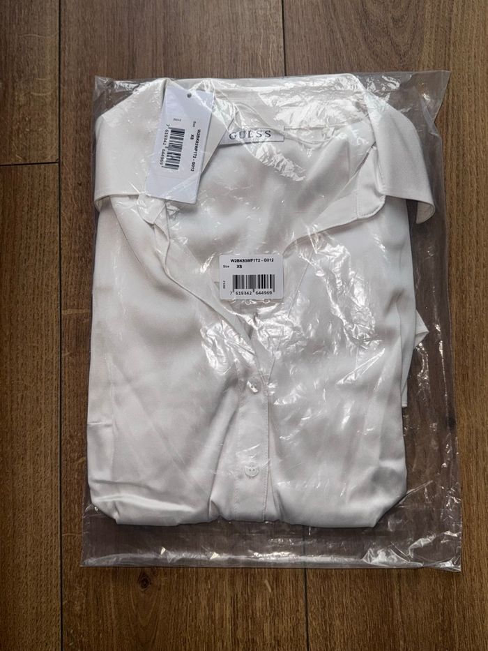 GUESS –Robe blanche élégante ceinturée - photo numéro 3