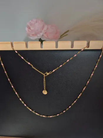 Long collier style gigi en acier inoxydable dorée perles allongée rose clair