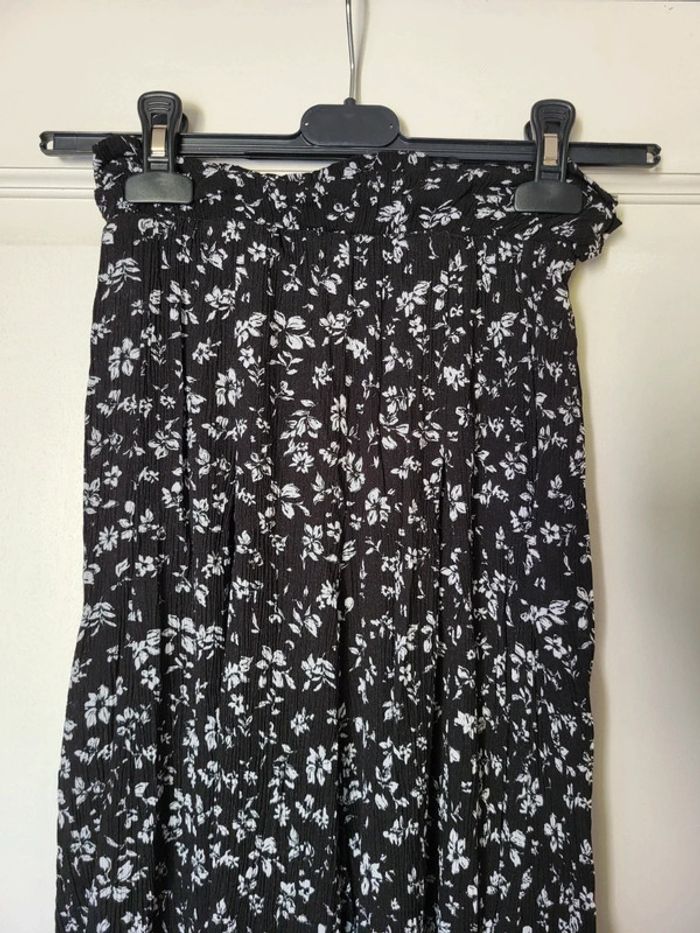 Pantalon fluide et fleuri avec fente sur les côtés Bershka - photo numéro 4