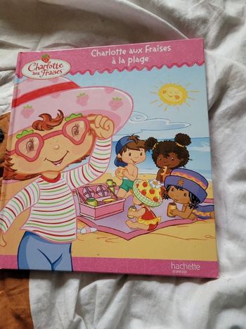 Charlotte aux fraises à la plage