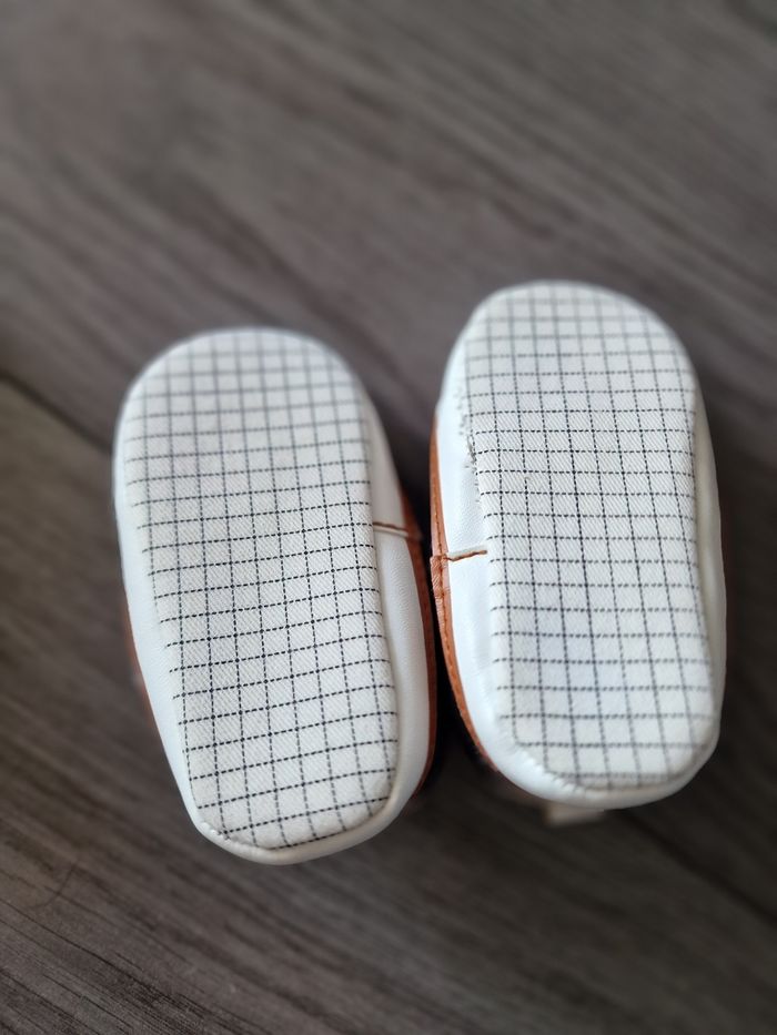 Lot de une paire chaussures bébé et chaussettes antidérapantes - photo numéro 7