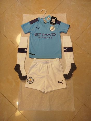 Tenue de foot Puma, équipe Manchester City taille 4/5  ans authentique neuf